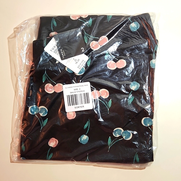 ❤️NWT VINTAGE TORRID VALENTINES DAY LEGGING - CHERRY PRINT - PEDAL PUSHER CROP - Picture 4 of 15